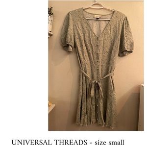 UNIVERSAL THREAD FLORAL DRESS // size medium